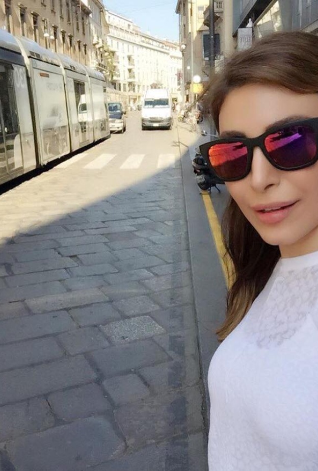 سيلفي للنجمة يارا من مدينة ميلان الإيطالية