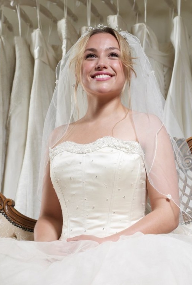 ارفق في الاعلان عبر الانترنت كل التفاصيل المتعلقة بفستان زفافك