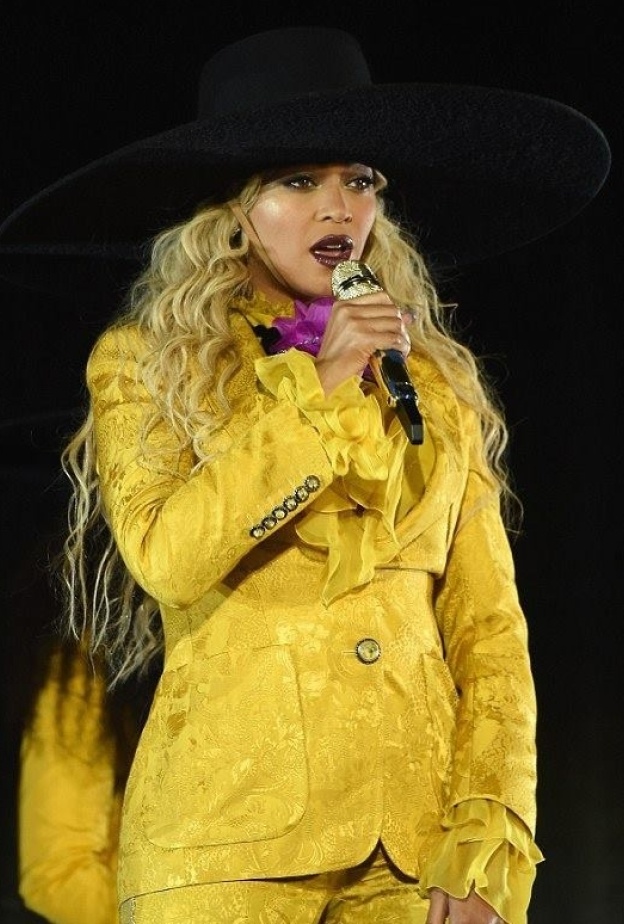 بيونسيه تتألق ببدلة صفراء وقبعه سوداء كبيرة خلال حفلها بالأمس في نيوجيرسي