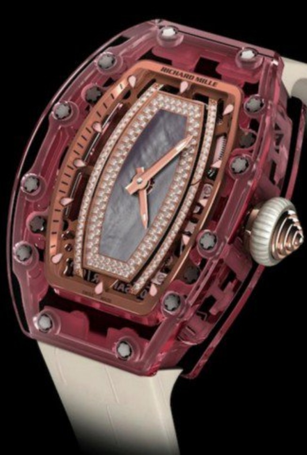 ريتشارد ميل يقدم ساعة نسائية مميزة من الياقوت الوردي 