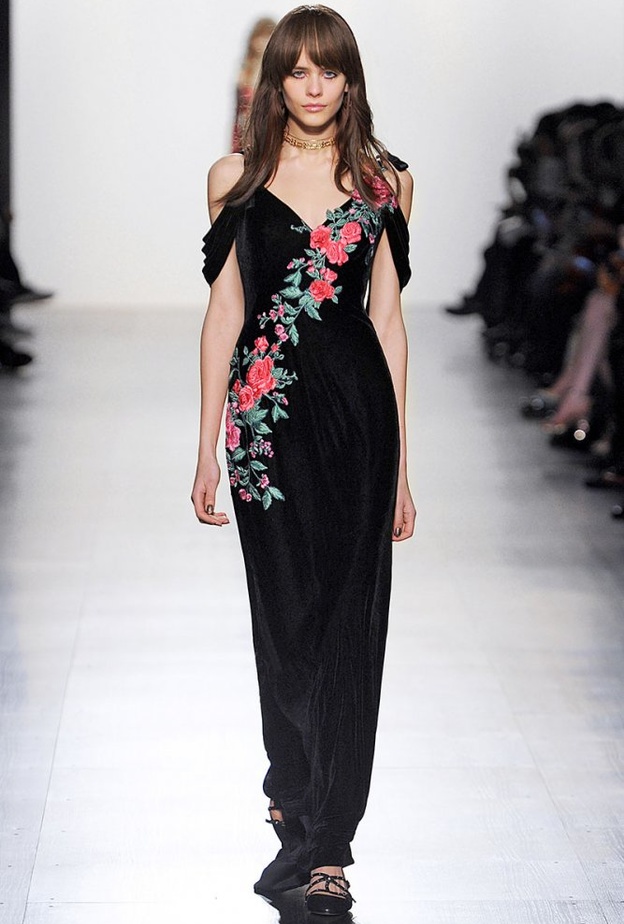 فستان من المخمل مزيّن بالزهور