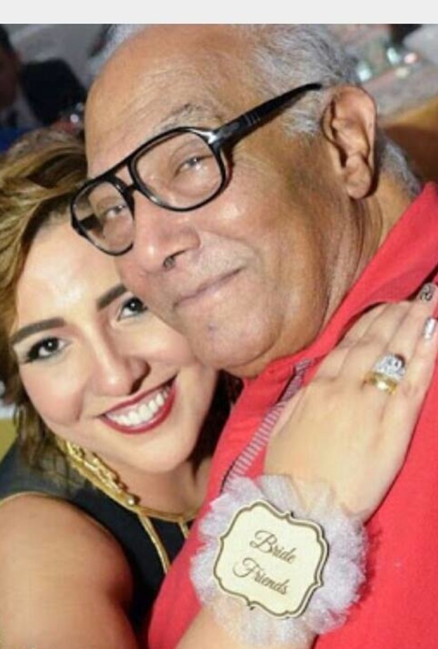 مي اختارت صورتها مع والدها لصفحتها الرسمية