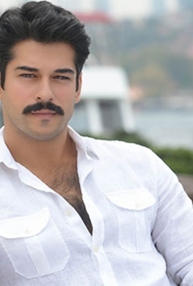 الممثل التركي بوراك أوزجفيت