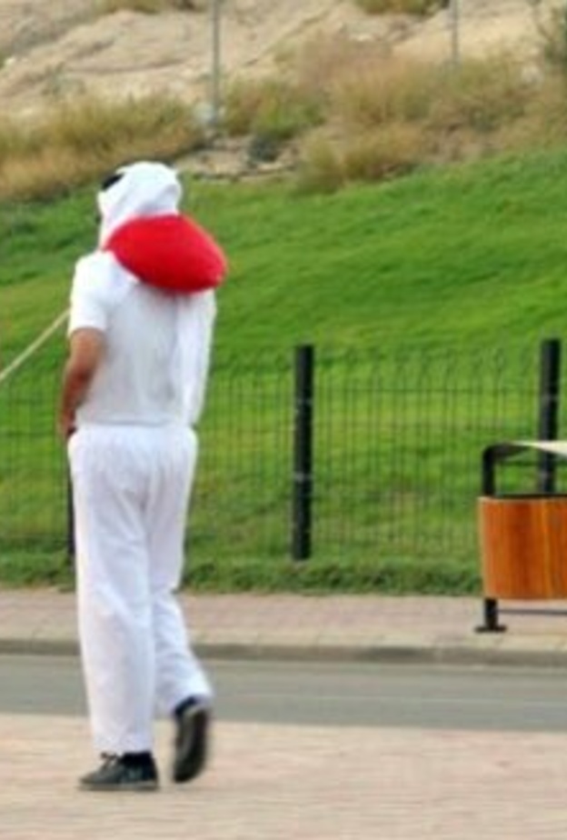 الشباب الذين يرتدون السروال والفلينة دائما مايخفون وجوههم