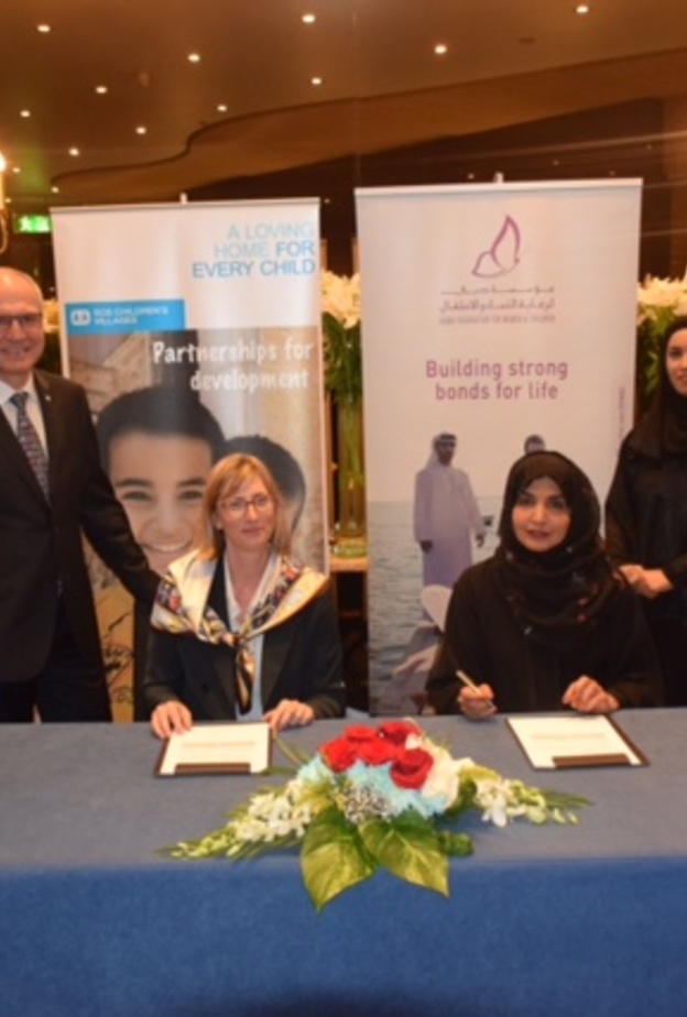 السيدة عفراء البسطي والسيدة نيكول نصار أثناء توقيع الإتفاق