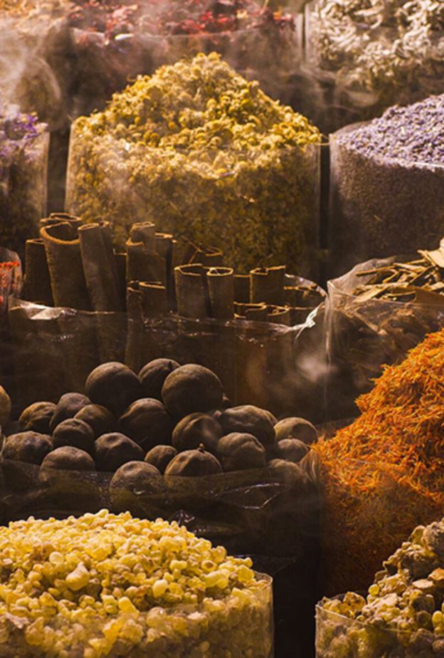 تنشق الروائح عند السير في سوق العطور من التجارب الغنية والملهمة في دبي