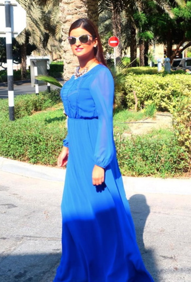 فستان أزرق ناعم اختارته علا الفارس