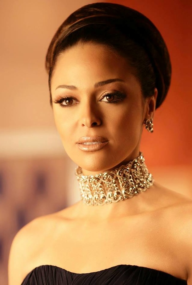 داليا البحيرى تبدا برنامجها بالدفاع عن الكلاب