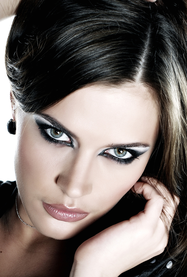  وضع ظلال العيون بعود قطني