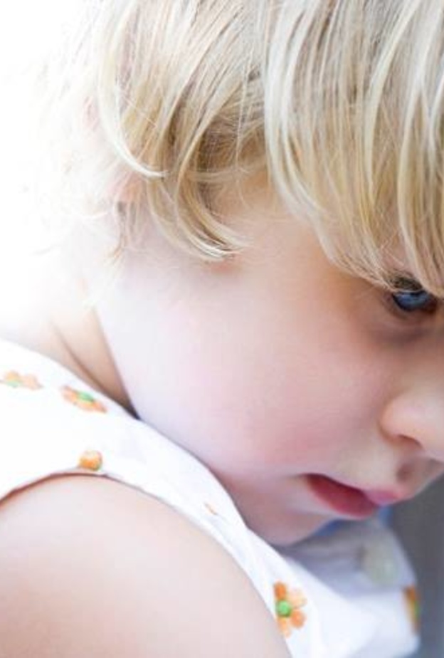 كيف تتعاملين مع طفلك الخجول؟