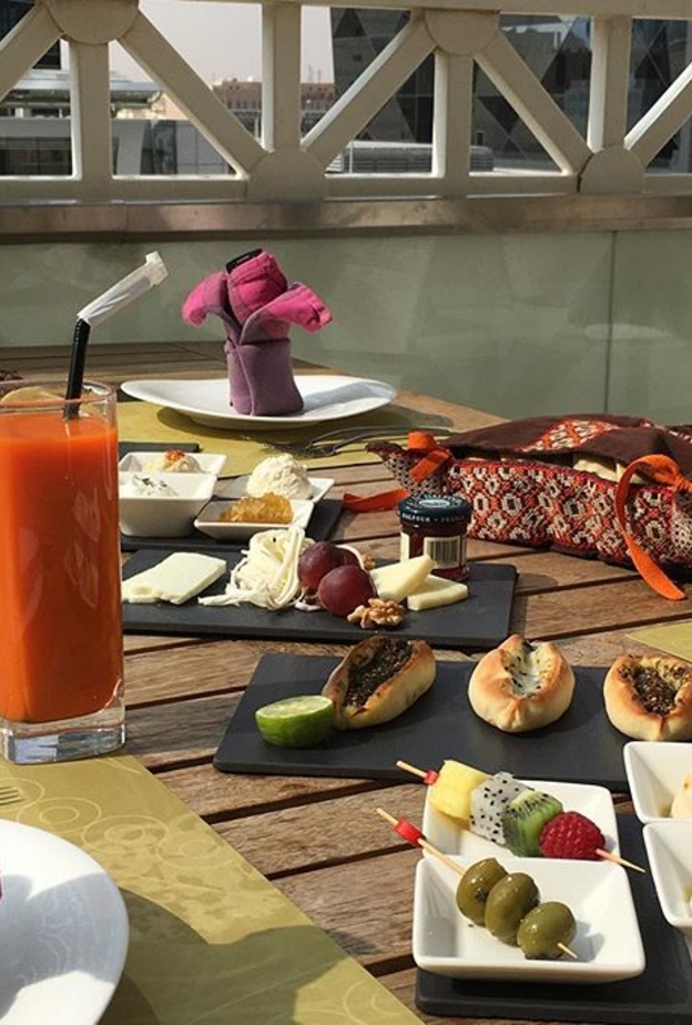 يحرص إبراهيم على التقاط الصور لنقلها لمتابعيه 