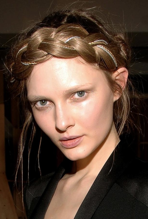 الأكسسوارات تغمر ضفائر التاج