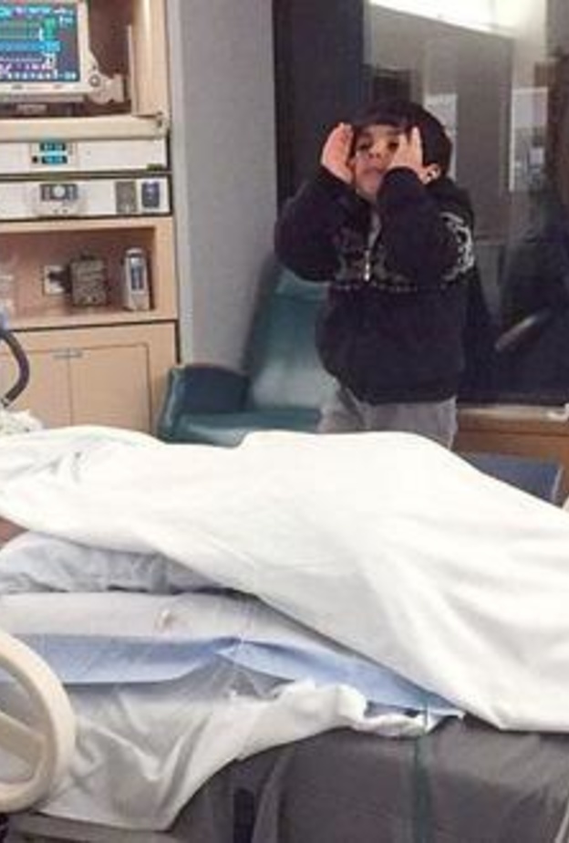 المبتعثة مع طفلها الذي ينتظر عودتها 