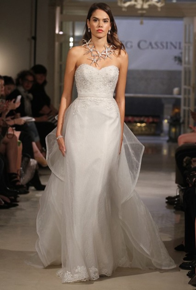 للعروس الكلاسيكية أجمل الفساتين الراقية من  Oleg Cassini