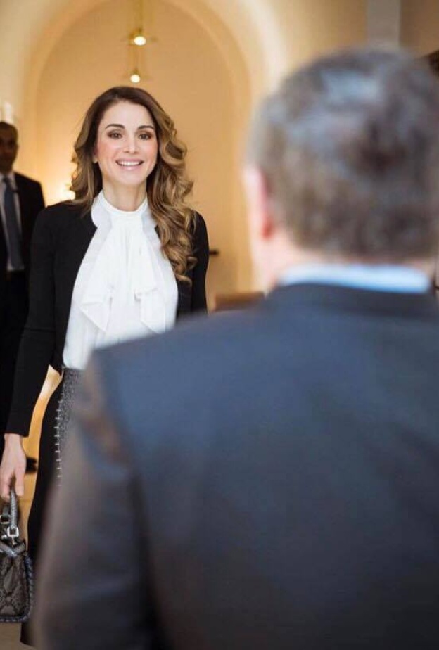 الملكة رانيا لدى انضمامها للملك عبد الله الثاني خلال لقائهم مع مجموعة من أسر شهداء الأردن