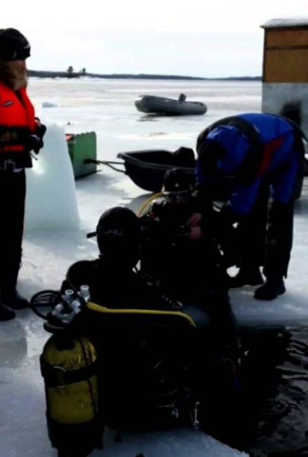 مريم أثناء استعدادها للغوص