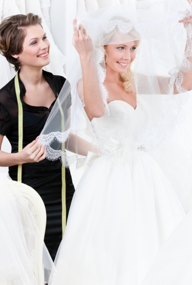 تجربة فستان الزفاف للمرة الأولى