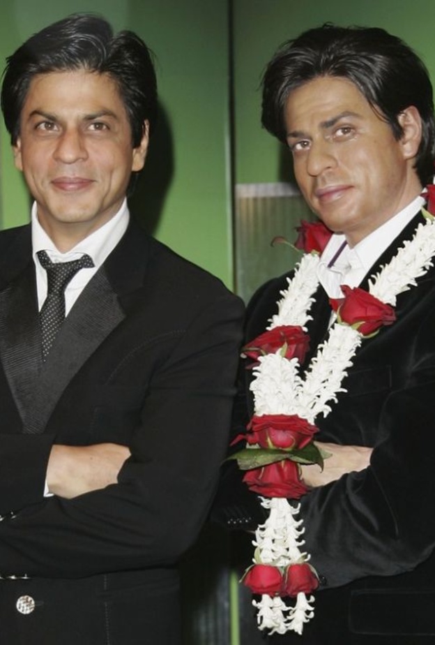 شاروخان بجانب تمثاله