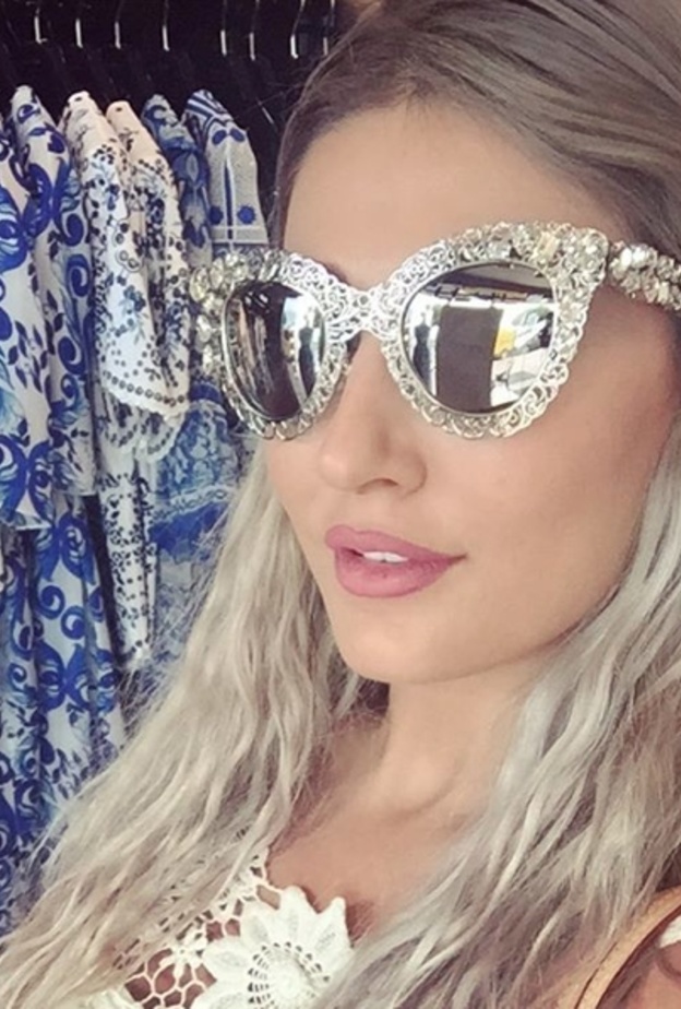 هبة نور في نظارات شمسية باطار فضي من دولتشي غابانا