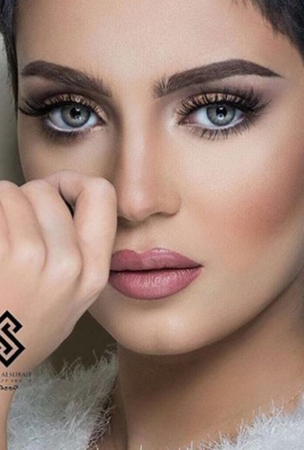 خبيرة المكياج السعودية سارة السبيعي مستخدمة رموش بلينك