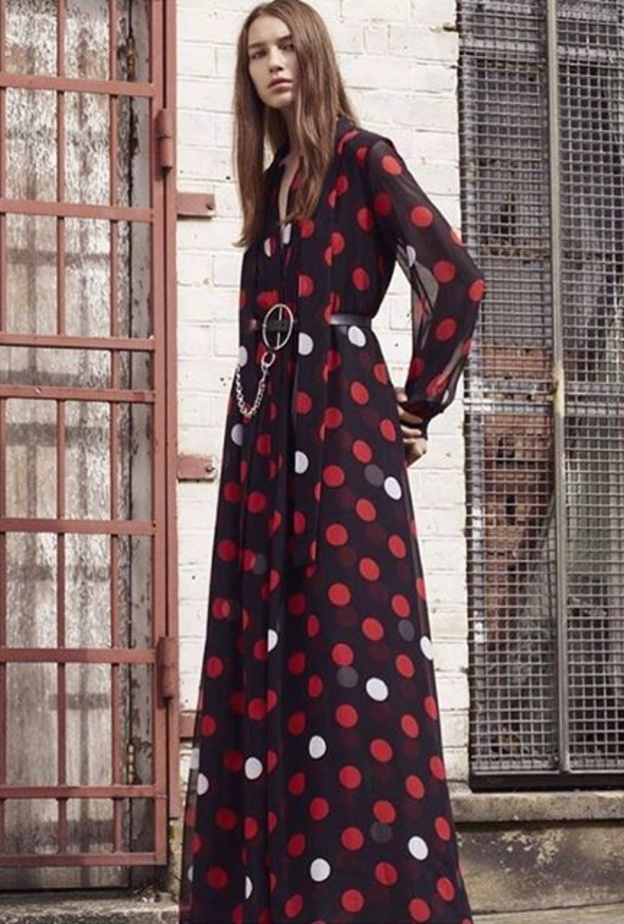 فستان عصري ومميز من Alexander Mcqueen متوفر لدى رباعيات