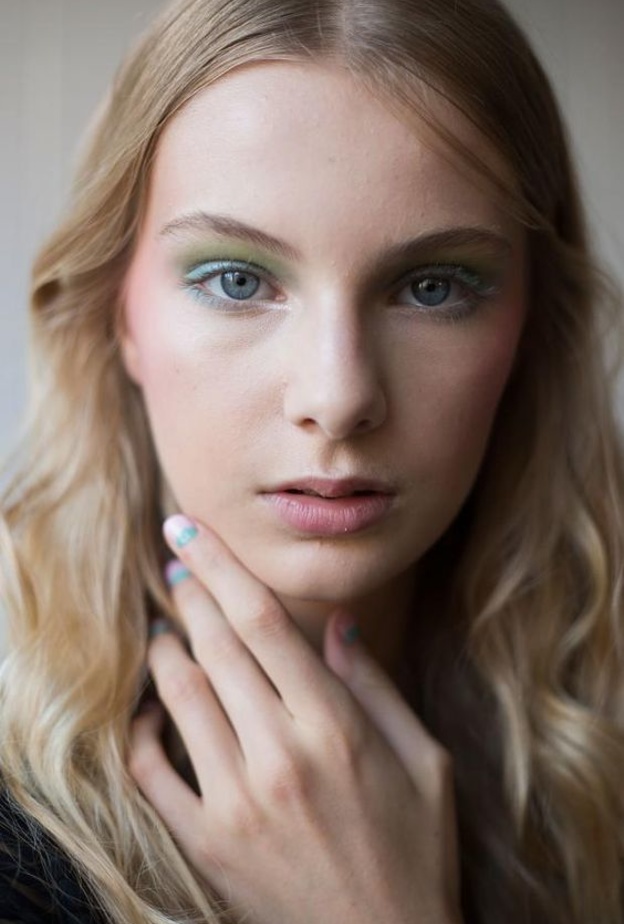 ظلال فاتحة ولماعة على كامل الجفن المتحرّك