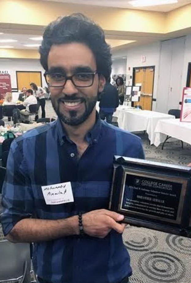 المبتعث السعودي محمد الملك الفائز بجائزة خدمة المجتمع