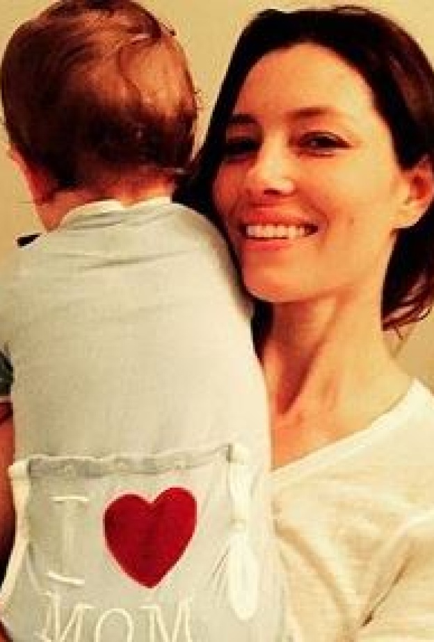 جاستن تمبرليك ينشر صورة زوجته جيسيكا بيل وابنهما على الانستقرام بمناسبة يوم الام