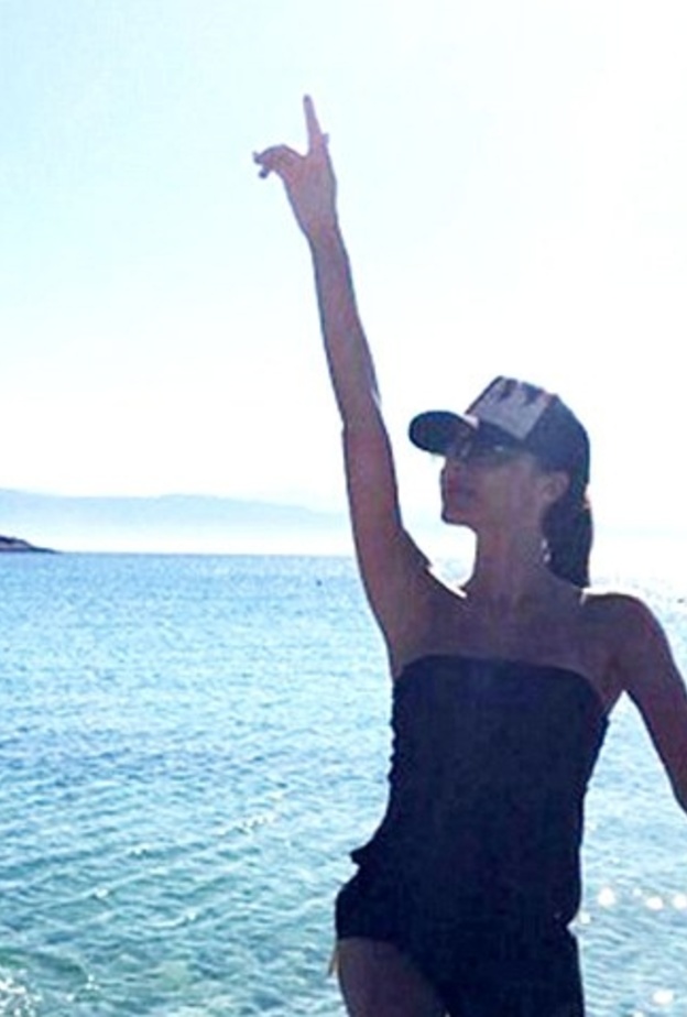 فيكتوريا بيكهام باطلالة من Saint Laurent