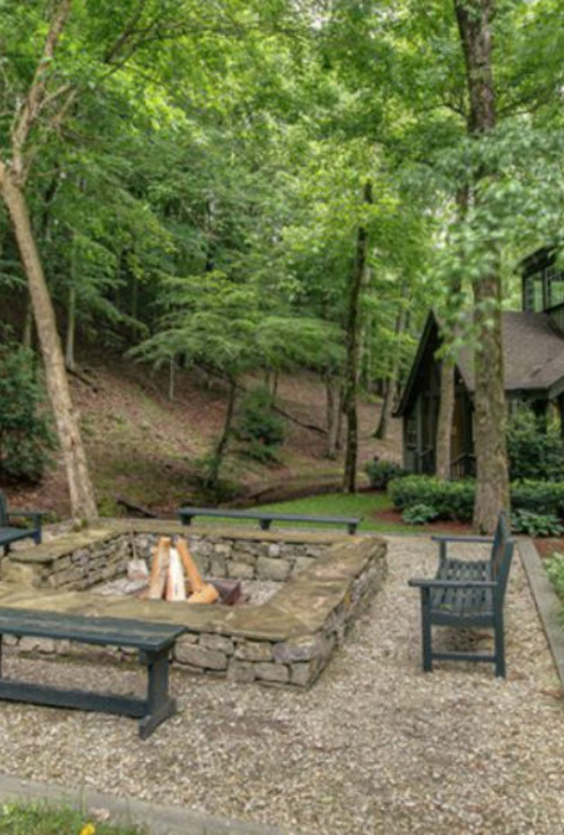 جلسة خارجية بين الطبيعة مع مصاطب للجلوس