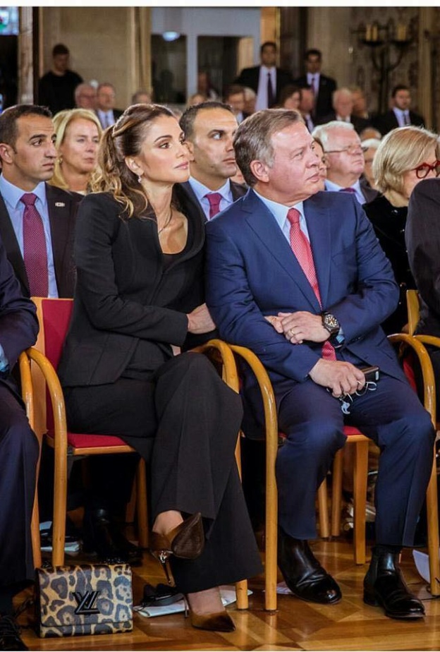 الملك عبدالله والملكة رانيا يداً بيد في رومانسية الحب في زيارتهما الأخيرة إلى ألمانيا!