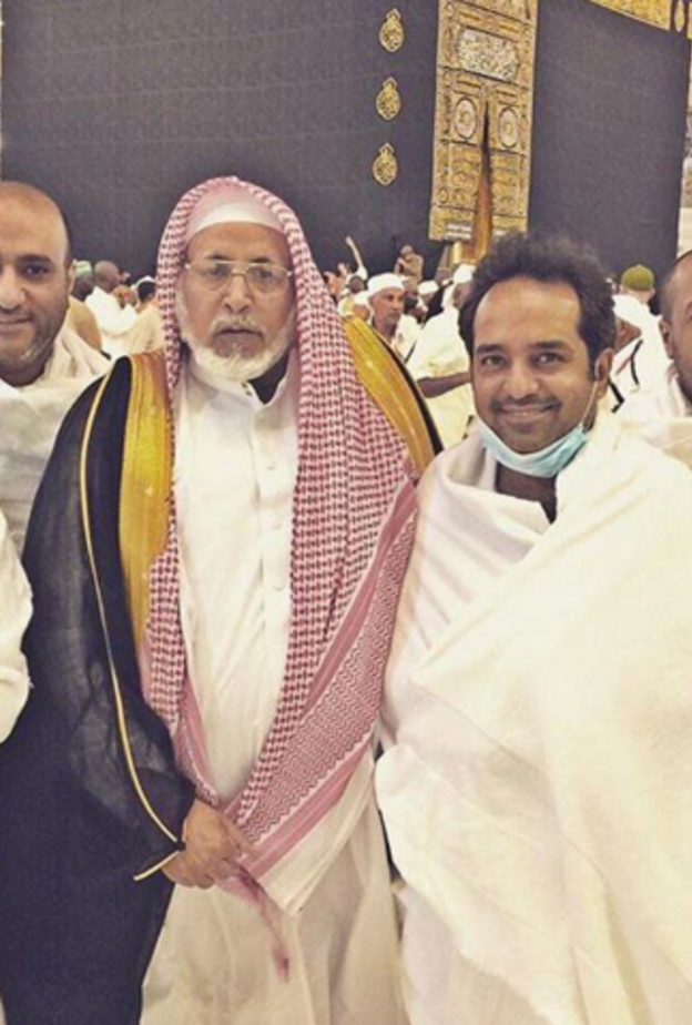 راشد الماجد يؤدى مناسك العمرة