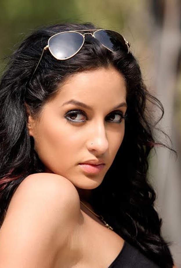 الممثلة المغربية نورا فاتيحي فى برنامج واقعى بالهند