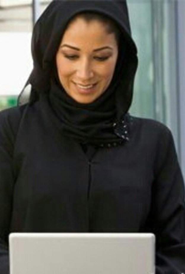 موظفة سعودية