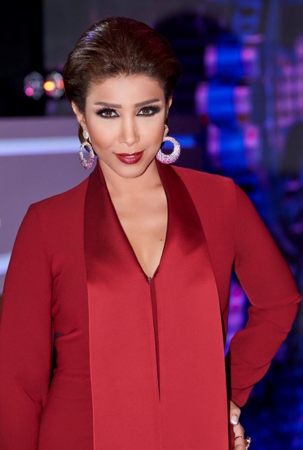 أروى بتسريحة شعر مرفوع للأعلى