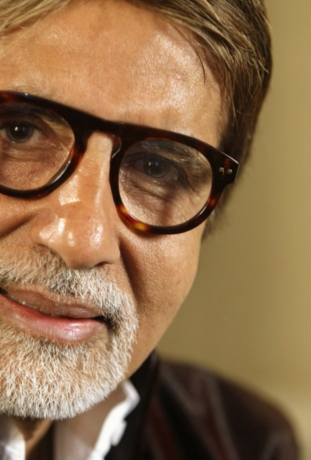 أميتاب باتشان يطمئن معجبيه على سلامته بعد إصابته في القفص الصدري