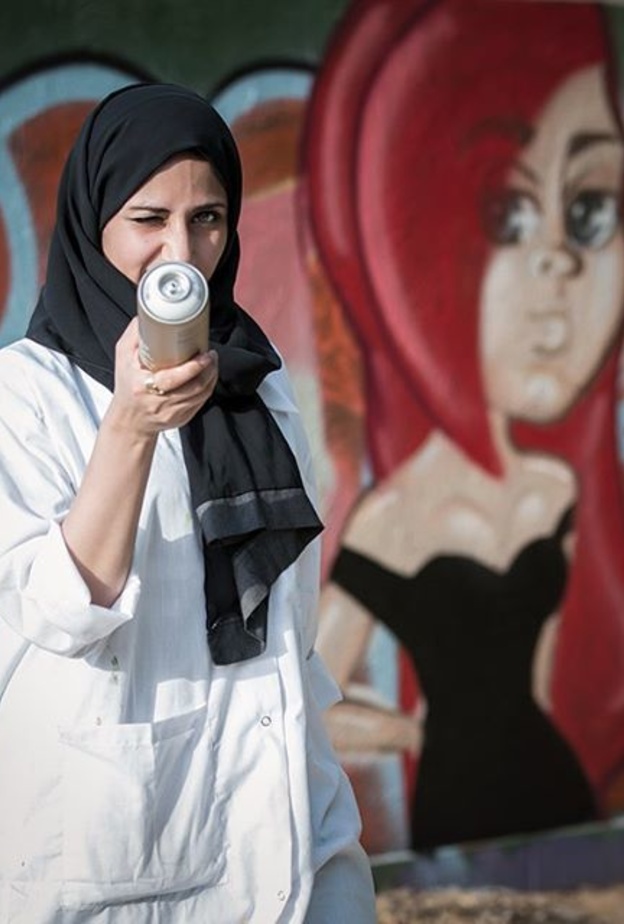 مريم مع جدارية من أعمالها 