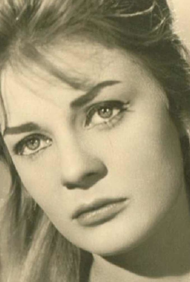 النجمة نادية لطفى تحولت لرجل