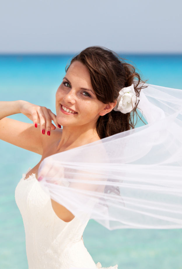 المناكير الأحمر لعروس يوم الحب