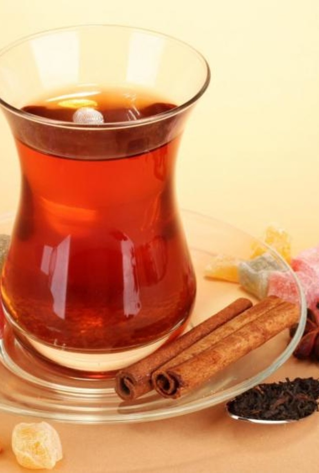 من الأفضل تناول الشاي بدون سكر 