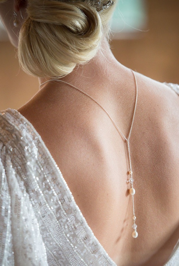 قلادات الظهر..لإطلالة جذابة في الفستان المكشوف الظهر
