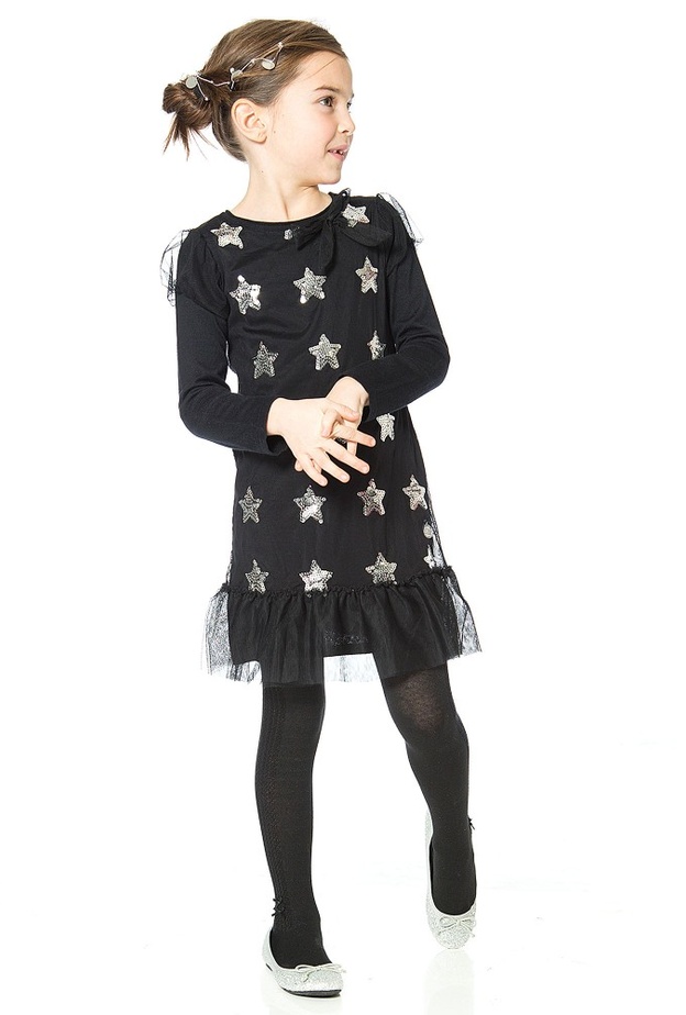 اختاري رسمة أو طبعة مميزة على الفستان الأسود