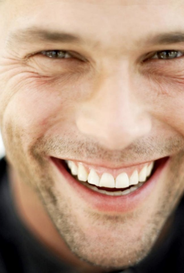 الأسنان ناصعة وبيضاء