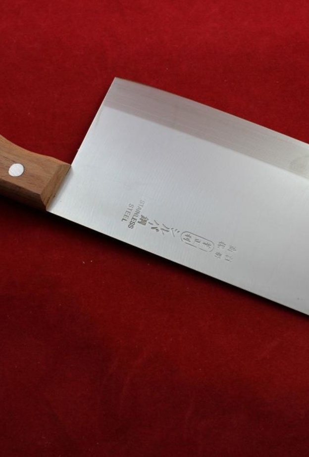 خادمة تنهي حياة مسنة وابنتها بساطور 