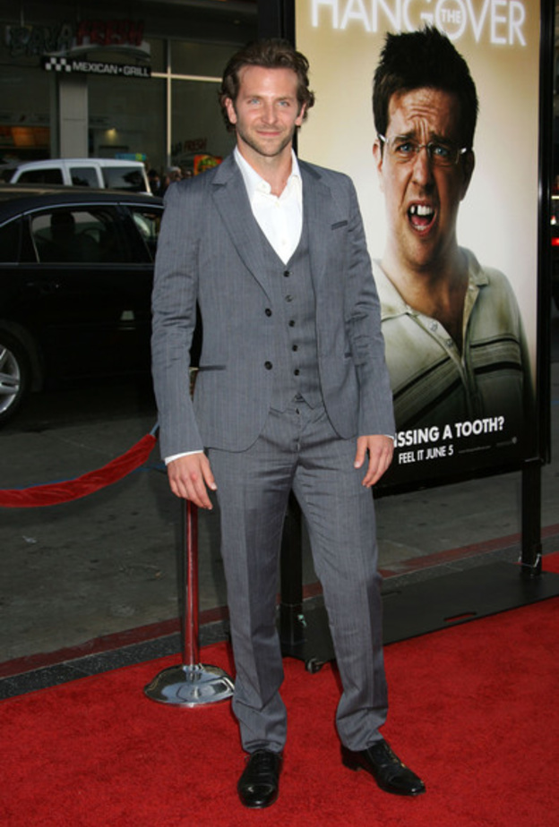 برادلي كوبر في بدلة رمادية ذات تصميم عصري