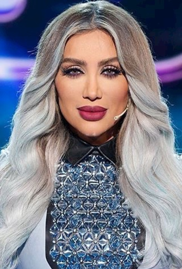 مايا دياب في تسريحة شعر طويل ناعم