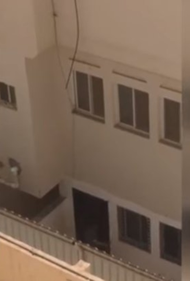 الطفل كما ظهر في الفيديو 