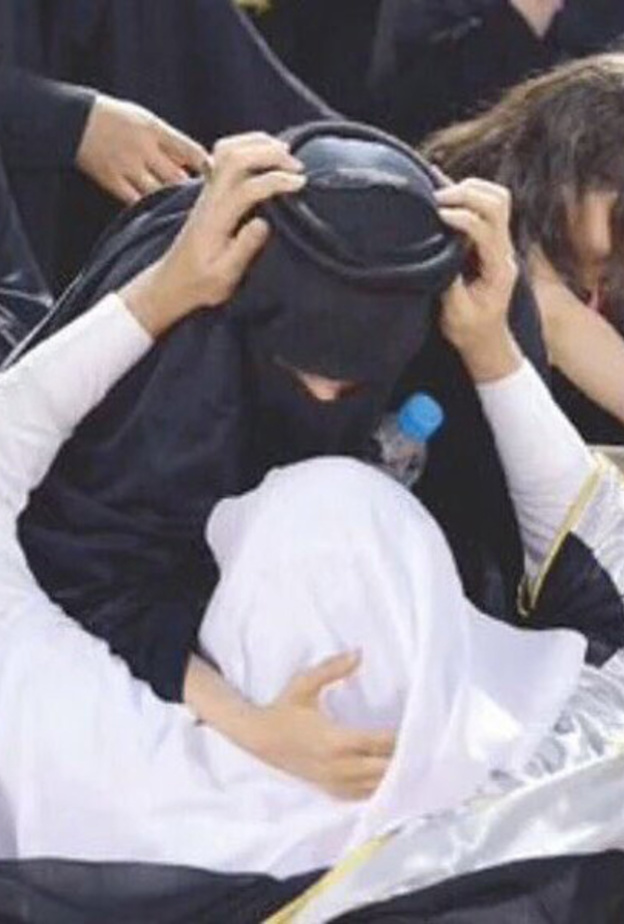 الطالب يلبس والدته العقال