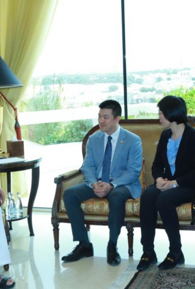  الشيخ سعود القاسمي يستقبل وفداً من كبار علماء الآثار من متحف القصر الإمبراطوري في الصين