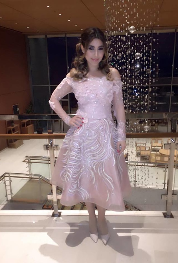 لحفل خطوبتك اختاري فستان قصير ذو تصميم مرهف كما فعلت يارا يارا